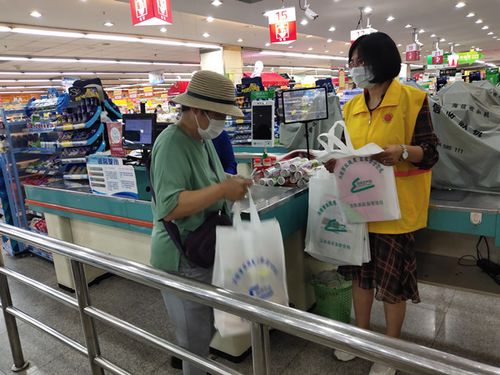 爭(zhēng)做志愿服務(wù)先行軍，吹響宣傳咨詢沖鋒號(hào)